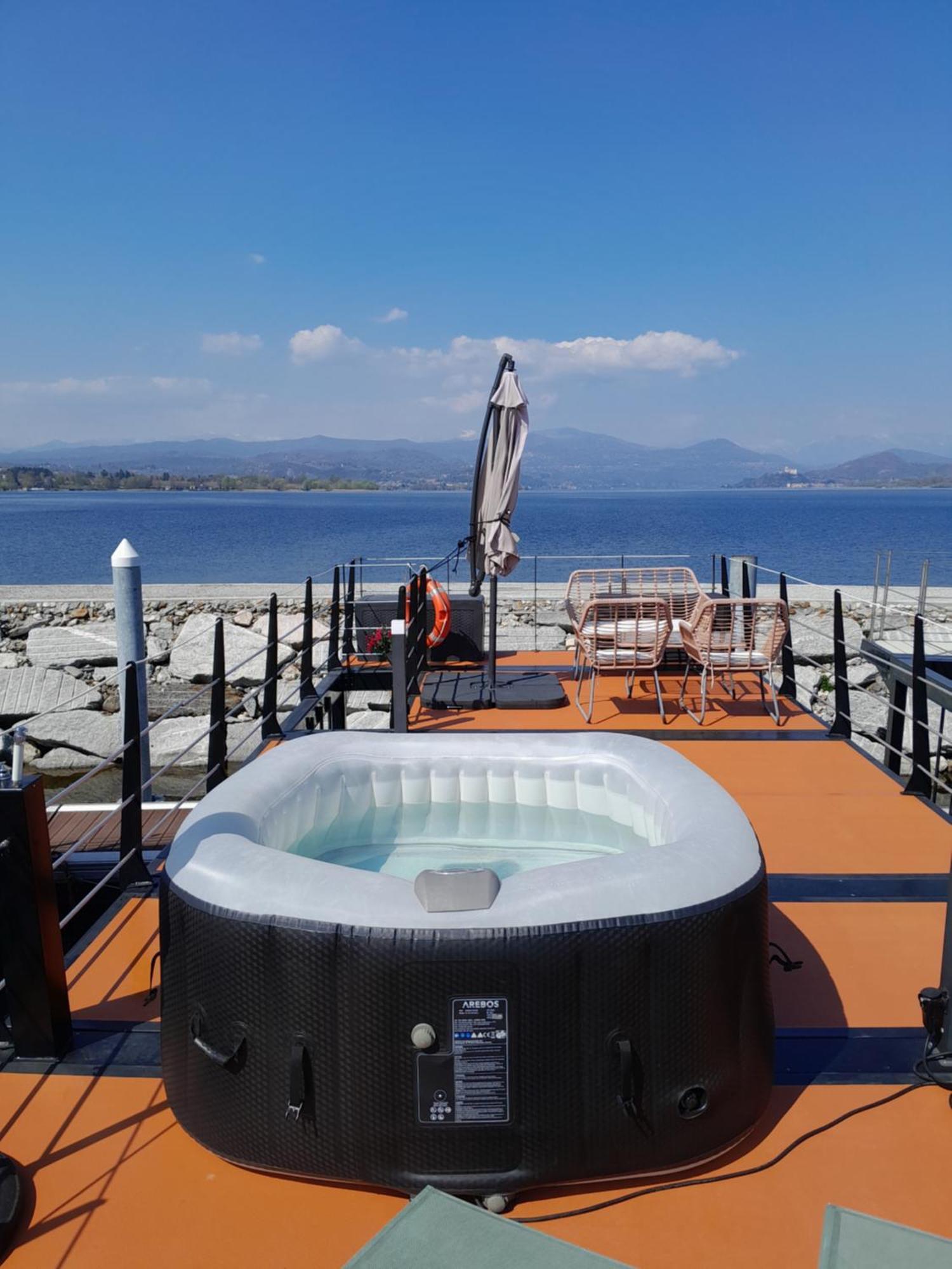 Floating Experience Black Pearl, Lago Maggiore Dormelletto Eksteriør billede