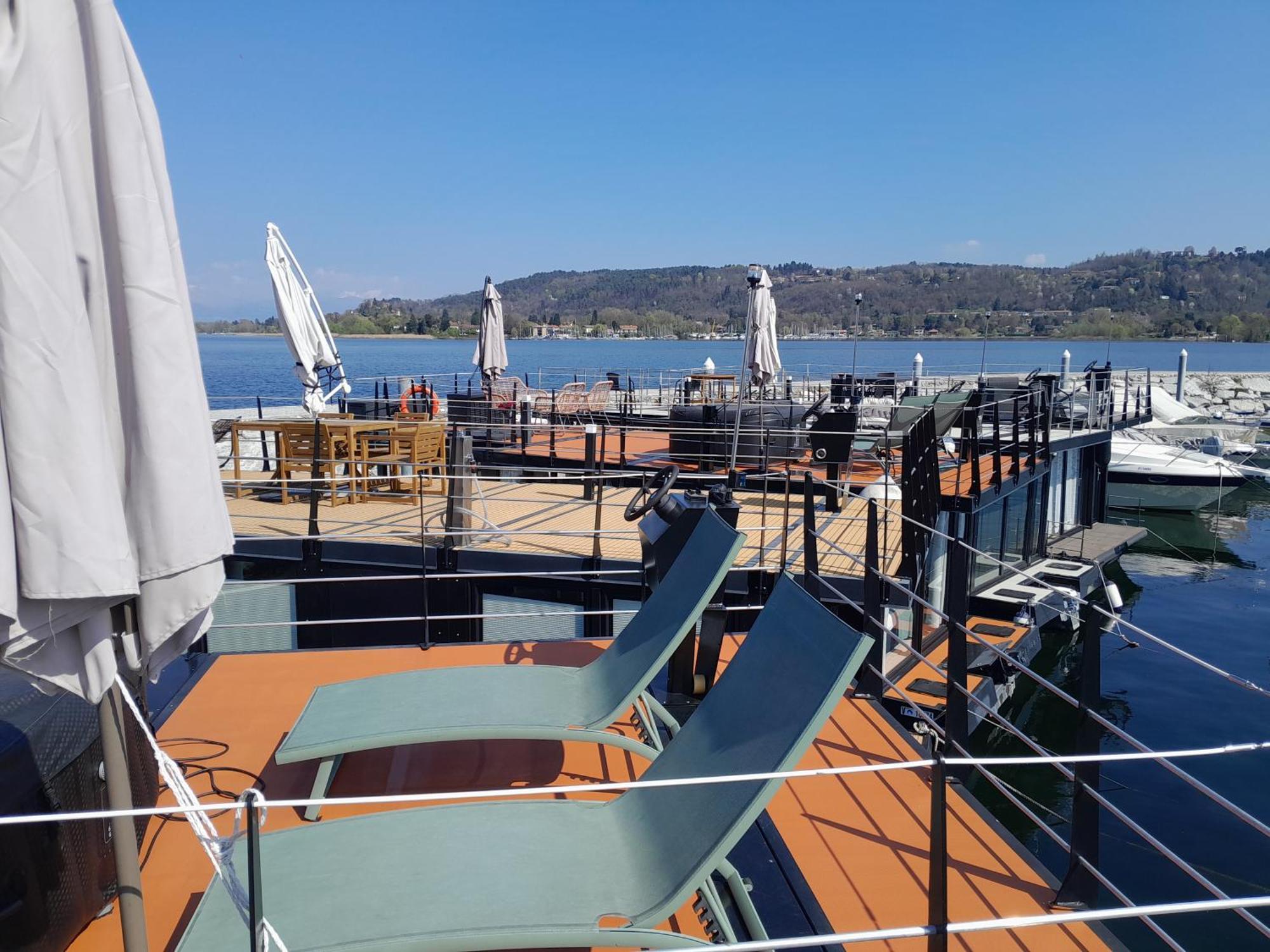 Floating Experience Black Pearl, Lago Maggiore Dormelletto Eksteriør billede
