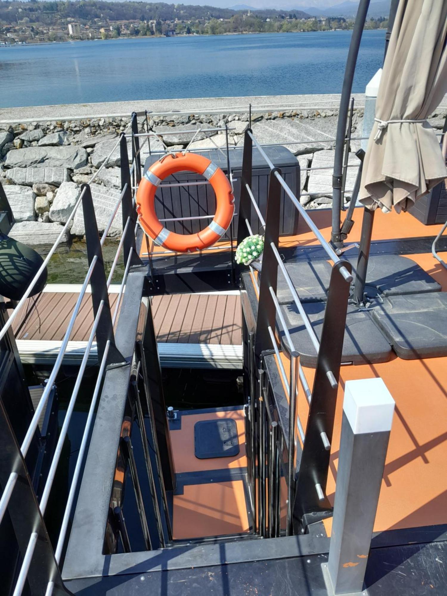 Floating Experience Black Pearl, Lago Maggiore Dormelletto Eksteriør billede
