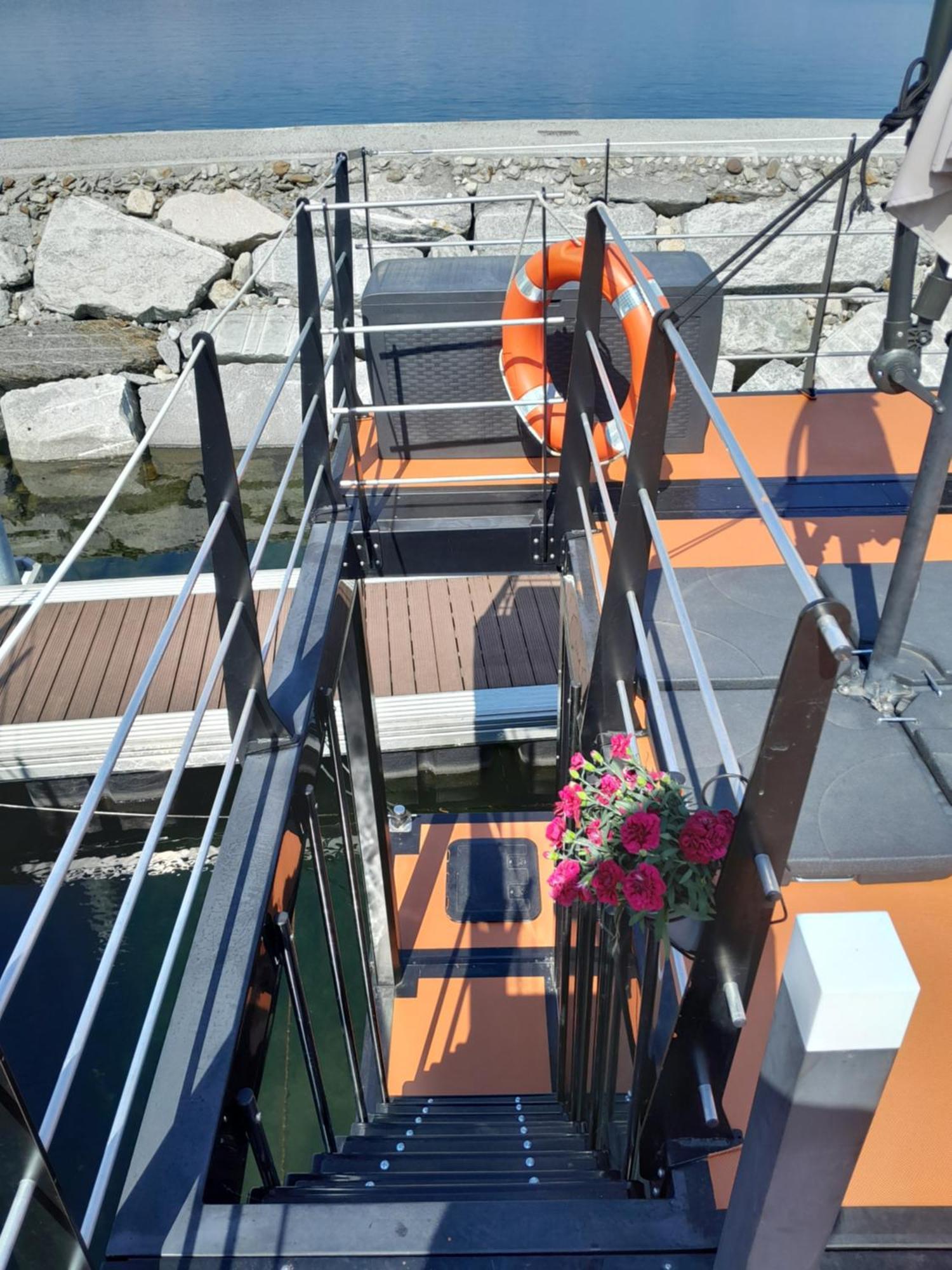 Floating Experience Black Pearl, Lago Maggiore Dormelletto Eksteriør billede