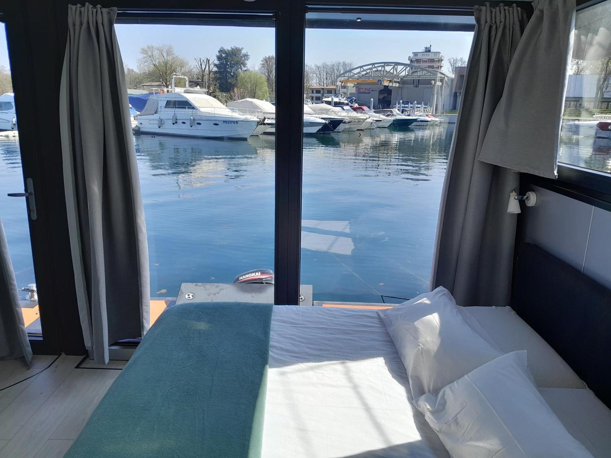Floating Experience Black Pearl, Lago Maggiore Dormelletto Eksteriør billede